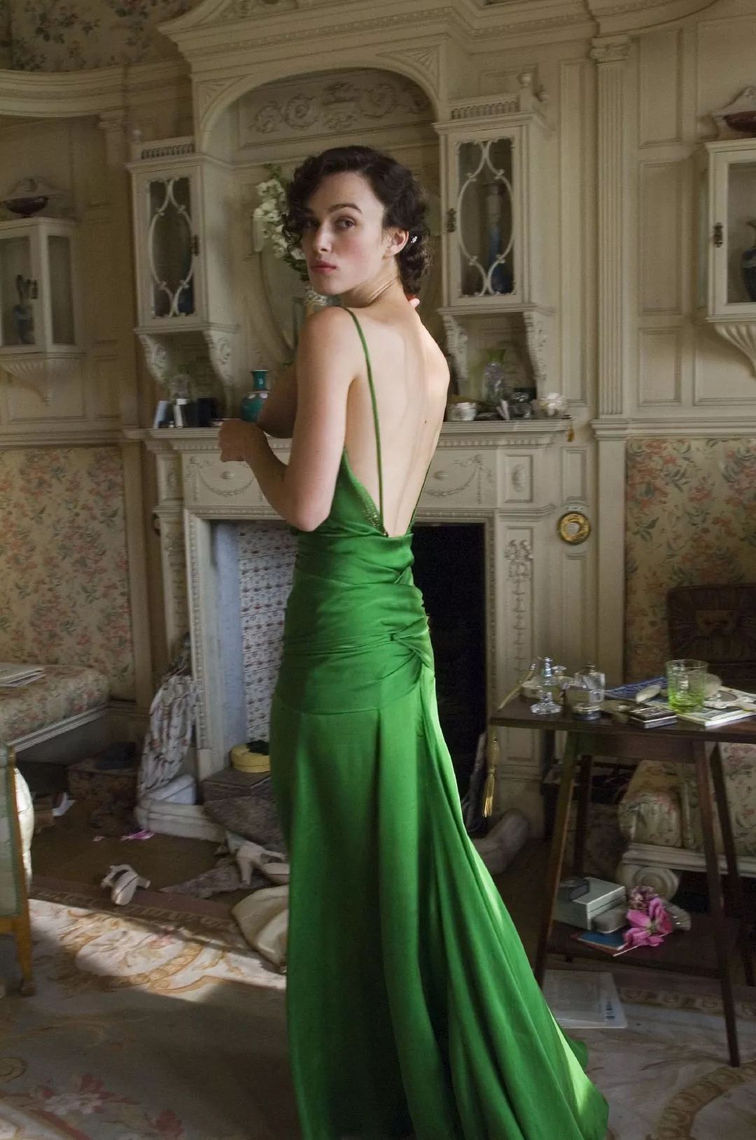 绿色绸缎长裙