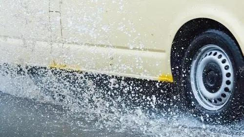 下雨汽车溅水